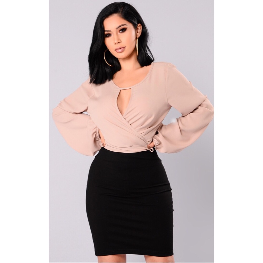 ✨FASHION NOVA KEYHOLE TOP✨